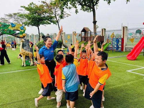 Cô và trẻ mầm non tại Hà Nội trong một hoạt động trải nghiệm ngoài trời.