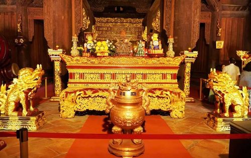 Khu thờ ở chính điện Lam Kinh được dát vàng.
