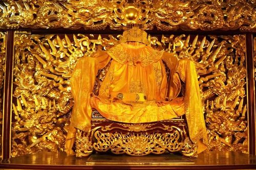 Ngai vua được dát vàng.