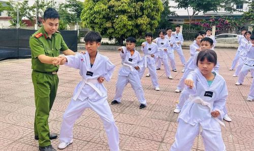 Các em học sinh hào hứng tham gia các buổi tập Taekwondo dưới sự hướng dẫn của huấn luyện viên và cán bộ Công an xã An Nông.