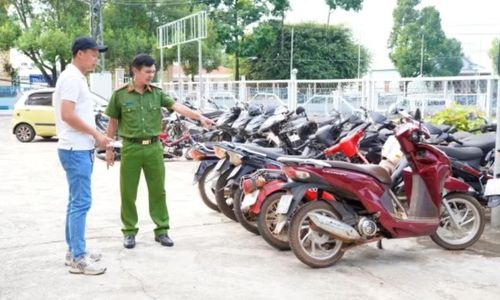 Một số xe máy các đối tượng sử dụng để gây mất an ninh trật tự được cơ quan công an thu giữ.