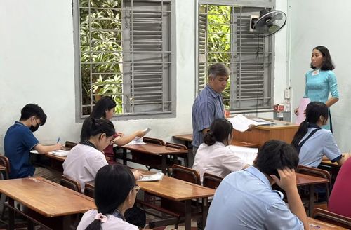 Thí sinh làm bài thi vào lớp 10 tại TPHCM