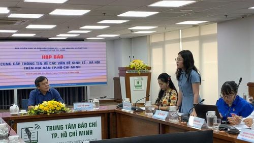 Đại diện Sở Tư pháp trả lời câu hỏi của phóng viên Báo Tiền Phong tại cuộc họp