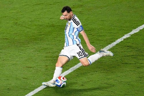 Tình huống Lionel Messi ghi bàn trong trận đấu gặp Algeria, trên chân anh là đôi Adidas F50 Messi "Điệu Tango cuối". (Ảnh: FIFA)