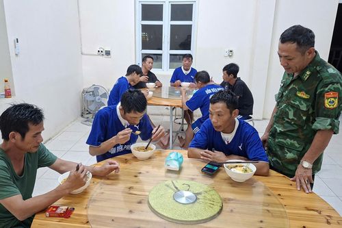 Ngư dân được chăm sóc tại Đồn Biên phòng Đảo Trần. Ảnh: Đ.X