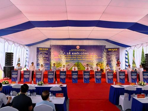 Các đại biểu nhấn nút khởi công dự án