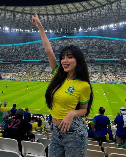 CĐV nữ mặc áo tuyển Brazil cổ vũ cho Vinicius cùng các đồng đội