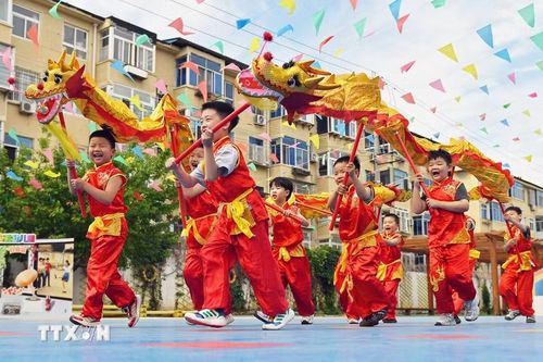 Trẻ em biểu diễn múa rồng nhân dịp Tết Đoan Ngọ tại Sơn Đông, Trung Quốc. (Ảnh: THX/TTXVN)