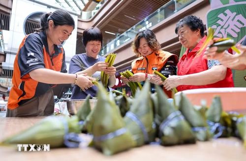 Người dân làm bánh ú đón Tết Đoan Ngọ tại Giang Tô, Trung Quốc. (Ảnh: THX/TTXVN)