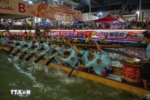 Hoạt động đua thuyền rồng nhân dịp Tết Đoan Ngọ tại Quảng Đông, Trung Quốc. (Ảnh: THX/TTXVN)