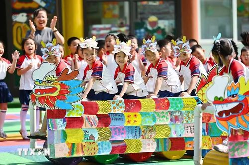 Học sinh tại một trường mầm non ở Sơn Đông, Trung Quốc tham gia Lễ hội đua thuyền nhân dịp Tết Đoan Ngọ. (Ảnh: THX/TTXVN)