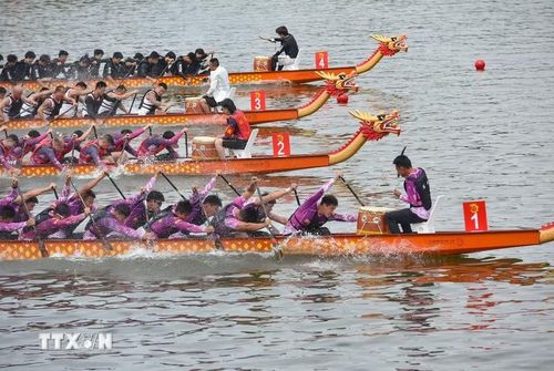 Hoạt động đua thuyền rồng nhân dịp Tết Đoan Ngọ tại Hồ Bắc, Trung Quốc. (Ảnh: THX/TTXVN)