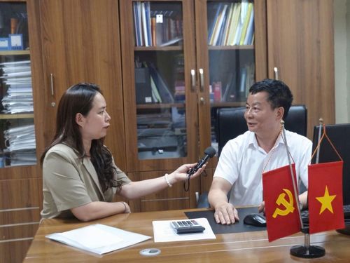 Nhà báo Thu Hòa (Đài tiếng nói Việt Nam) phỏng vấn ông Nguyễn Hữu Thành, Phó Vụ trưởng Vụ Chính quyền địa phương (Bộ Nội vụ).