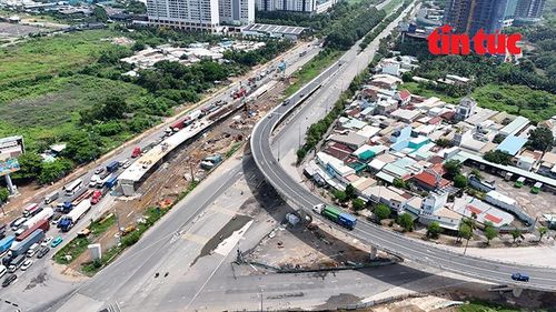 Trước đó, nhánh cầu vượt N2 đã được đưa vào khai thác, cho phép các phương tiện ô tô lưu thông một chiều từ tuyến cao tốc TP Hồ Chí Minh - Long Thành - Dầu Giây rẽ phải vào đại lộ Mai Chí Thọ, theo hướng đi nút giao Cát Lái hoặc đường Võ Nguyên Giáp.