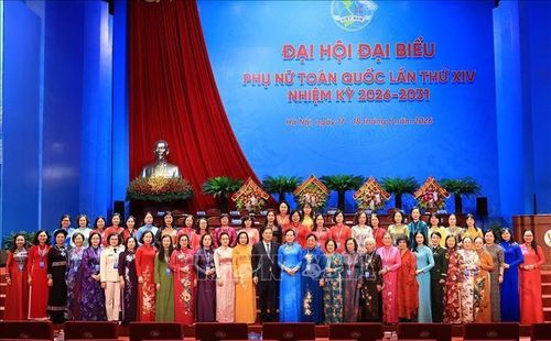 Phó Thủ tướng Thường trực Phạm Gia Túc chụp ảnh chung cùng Ban Chấp hành Trung ương Hội Liên hiệp Phụ nữ Việt Nam khóa XIV, nhiệm kỳ 2026 - 2031. Ảnh: Tuấn Anh/TTXVN