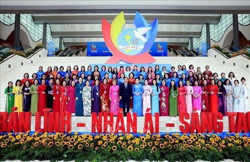 Phó Thủ tướng Thường trực Phạm Gia Túc chụp ảnh chung cùng Ban Chấp hành Trung ương Hội Liên hiệp Phụ nữ Việt Nam khóa XIV, nhiệm kỳ 2026 - 2031. Ảnh: Tuấn Anh/TTXVN