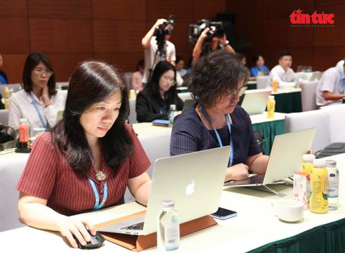 Các nhà báo, phóng viên, biên tập viên tác nghiệp tại họp báo.