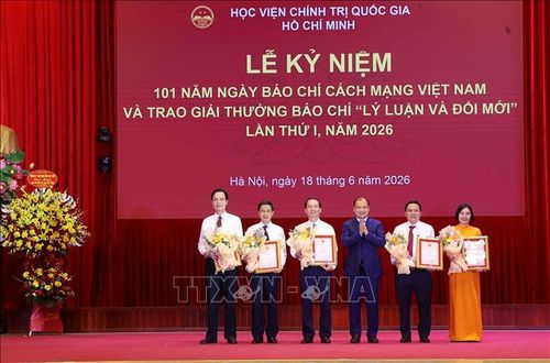 PGS.TS Lê Hải Bình, Phó Giám đốc Thường trực Học viện Chính trị quốc gia Hồ Chí Minh trao giải Nhì cho các tác giả đoạt giải. Ảnh: Văn Điệp/TTXVN