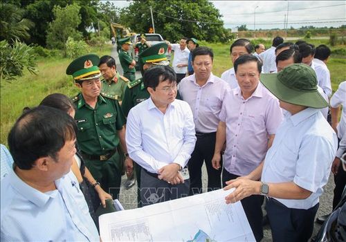 Bí thư Tỉnh ủy Tây Ninh Nguyễn Văn Quyết khảo sát các công trình trọng điểm tuyến biên giới Tây Ninh và quá trình xây dựng cửa khẩu quốc tế Tân Nam. Ảnh. Giang Phương/TTXVN