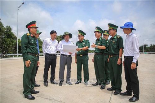 Bí thư Tỉnh ủy Tây Ninh Nguyễn Văn Quyết khảo sát các công trình trọng điểm tuyến biên giới Tây Ninh và quá trình xây dựng cửa khẩu quốc tế Tân Nam. Ảnh. Giang Phương/TTXVN