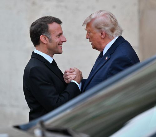 Tổng thống Mỹ Donald Trump (phải) trong cuộc gặp Tổng thống Pháp Emmanuel Macron tại Cung điện Versailles ngày 17/6/2026. Ảnh: Anadolu Agency/TTXVN