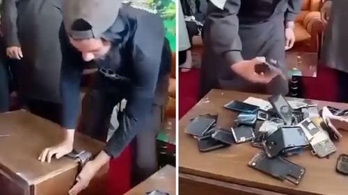 Hình ảnh cắt từ video cho thấy các điện thoại thông minh bị lực lượng Taliban phá hủy sau khi lệnh hạn chế sử dụng thiết bị này được ban hành. Giới quan sát lo ngại động thái này có thể là bước khởi đầu cho một lệnh cấm trên phạm vi toàn quốc. Ảnh cắt từ video: The Guardian