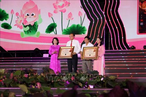 Đại diện phường Cao Lãnh và đại diện Họa sĩ, tác giả Mai Văn Nhơn nhận bằng công nhận kỷ lục: Tác phẩm chân dung nghệ thuật tái hiện bối cảnh lịch sử với chủ đề: “Nguyễn Tất Thành và thân phụ Nguyễn Sinh Sắc - Trước bình minh (Năm 1911)” được thực hiện bằng kỹ thuật ghép ảnh hoa sen (Photo Mosaic) có quy mô lớn nhất Việt Nam.