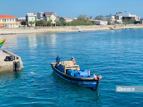 Thiếu nước ngọt sinh hoạt cũng khiến đời sống người dân gặp nhiều ảnh hưởng.