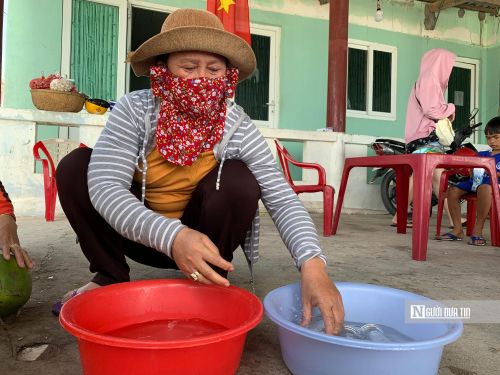 Người dân cho biết, thiếu nước nên việc ắm giặt, nấu ăn hay sinh hoạt hằng ngày đều phải tính toán.