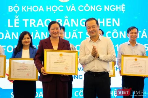 Thứ trưởng Bộ KH&amp;CN Phạm Đức Long trao bằng khen của Bộ KH&amp;CN cho bà Đoàn Hồng Hạnh, Giám đốc Sở Khoa học và Công nghệ tỉnh Vĩnh Long. Ảnh: Thượng Tâm.