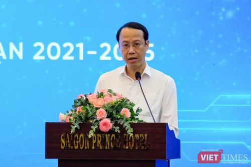 Ông Nguyễn Trường Giang, Quyền giám đốc Trung tâm Internet Việt Nam, trình bày kết quả triển khai IPv6 For Gov giai đoạn 2021-2025 và định hướng chuyển đổi sang IPv6-Only. Ảnh: Thượng Tâm.