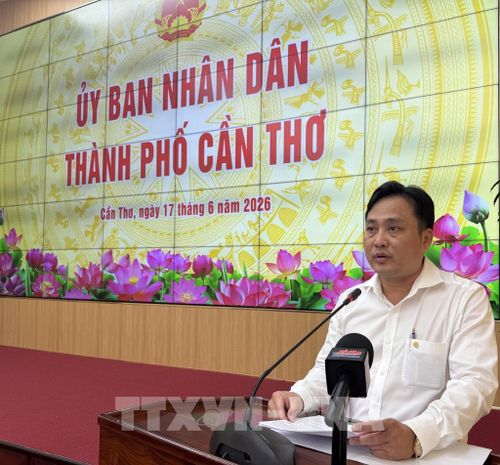 Ông Trần Chí Luận, Giám đốc Vietcombank Cần Thơ phát biểu. Ảnh: Nguyễn Văn Việt - TTXVN