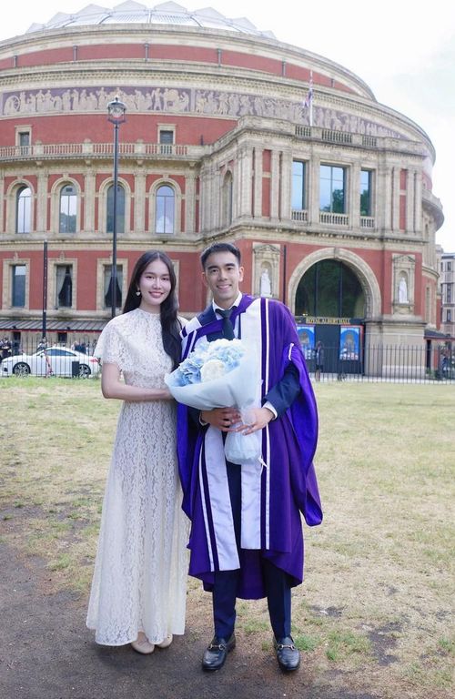 Á hậu Phương Anh chúc mừng chồng nhận bằng tiến sĩ.