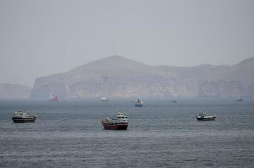 Tàu thuyền di chuyển trên eo biển Hormuz, khu vực Musandam, Oman, ngày 22/4/2026. Ảnh tư liệu: Reuters.