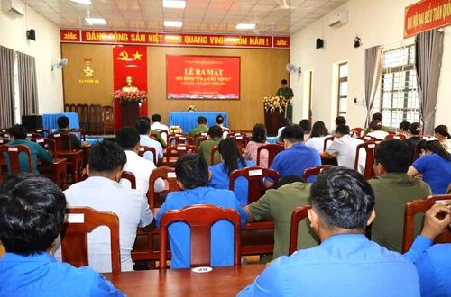 Buổi lễ ra mắt mô hình "Trạm hy vọng" có sự tham dự của Chính quyền, đoàn thể và người dân