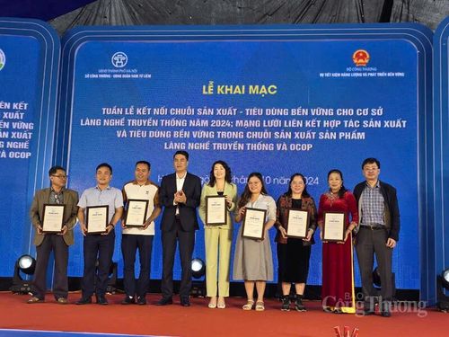 Các doanh nghiệp, hợp tác xã Thủ đô tham gia ký kết hợp tác sản xuất và tiêu dùng bền vững trong chuỗi sản xuất sản phẩm làng nghề truyền thống.