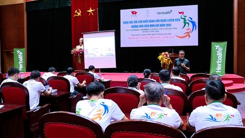 Giảng viên đến từ Đại học TDTT Bắc Ninh truyền đạt kiến thức cho các học viên.