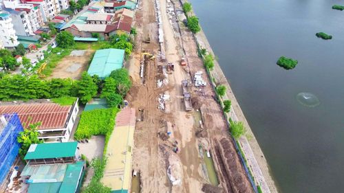 Đại diện đơn vị thi công cho biết, liên danh nhà thầu chia 3 mũi thi công trải dài trên toàn tuyến. Trong ảnh là mũi thi công đoạn cuối tuyến (từ ngõ 1 Bùi Xương Trạch đến Đầm Hồng) đang có tiến độ tốt nhất.