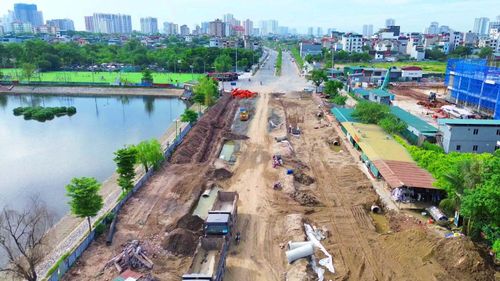 Ghi nhận của người viết vào giữa tháng 6, Vành đai 2,5 đoạn Nguyễn Trãi - Đầm Hồng (phường Khương Đình, Hà Nội) đã lộ diện sau khi hàng loạt công trình được phá dỡ.