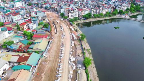Theo kế hoạch, trong tháng 6, nhà thầu sẽ hoàn thành thảm nhựa asphalt một lớp ở đoạn này và thông xe tạm cho các phương tiện đi lại.