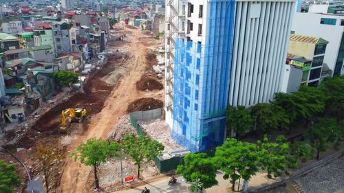 Trên tuyến, đoạn cầu Thượng Đình hiện có một tòa nhà cao tầng đang chuẩn bị cắt góc để thi công dự án.