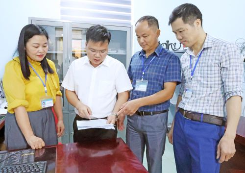  Lãnh đạo UBND xã Tây Yên Tử chỉ đạo việc triển khai sắp xếp thôn trên địa bàn. 