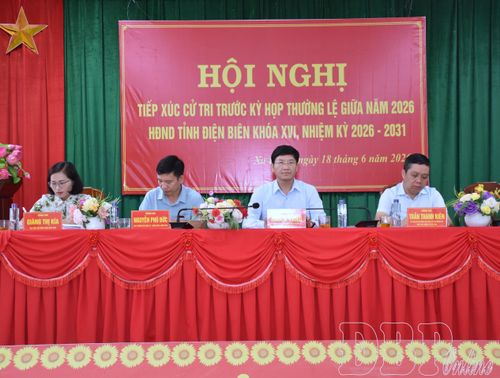 Các đồng chí chủ trì hội nghị tiếp xúc cử tri.