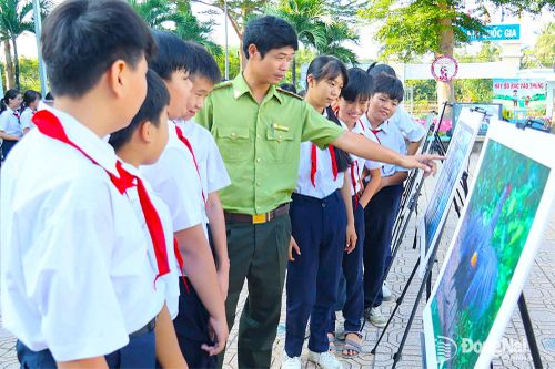 Cán bộ Hạt Kiểm lâm khu vực 5 tuyên truyền pháp luật cho học sinh Trường THCS Hiếu Liêm (phường Trị An).