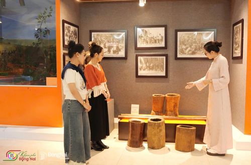 Thuyết minh viên Lê Thùy Dung giới thiệu các hiện vật, tư liệu về lịch sử và văn hóa của đồng bào S’tiêng đang được lưu giữ tại Khu Bảo tồn văn hóa dân tộc S’tiêng sóc Bom Bo. Ảnh: Tiến Dũng