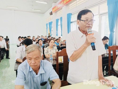 Cử tri xã Tam Nông phát biểu tại buổi tiếp xúc cử tri.