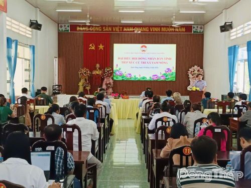 Quang cảnh buổi tiếp xúc cử tri tại xã Tam Nông.