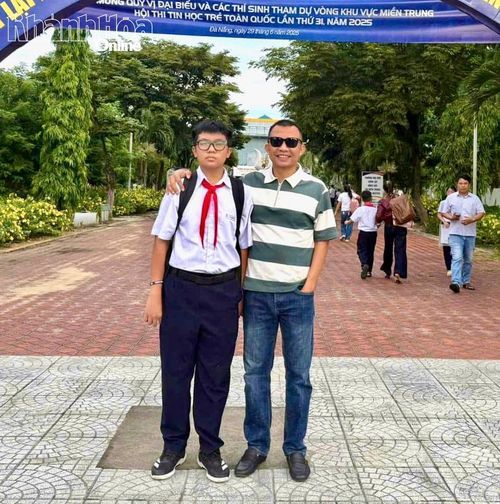 Em Nguyễn Vũ Tiến Đoàn chụp ảnh lưu niệm cùng người thân tại Hội thi Tin học trẻ toàn quốc lần thứ 31, năm 2025 khu vực miền Trung.