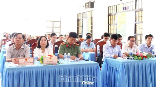 Đại biểu và cử tri tham gia buổi tiếp xúc.