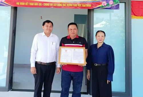 Lãnh đạo UBND và Ủy ban MTTQ Việt Nam xã Phước Hậu trao Thư cảm ơn và ghi nhận "Tấm lòng vàng vì người nghèo" cho nhà hảo tâm.